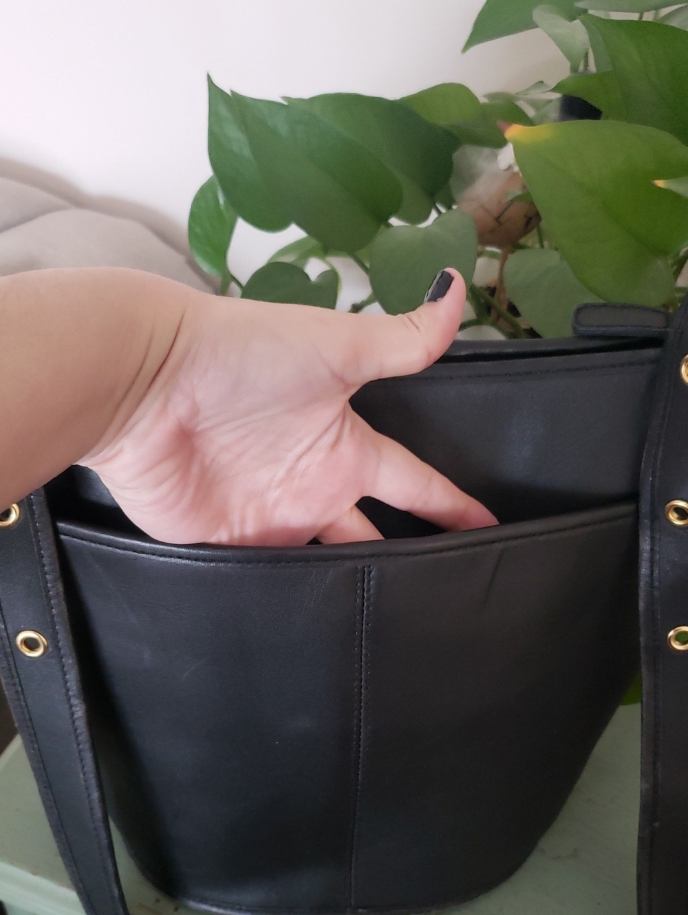 Vintage 90s Wilson Black Leather Legacy Bleeker Bucket Crossbody Bag - Picture 4 of 9